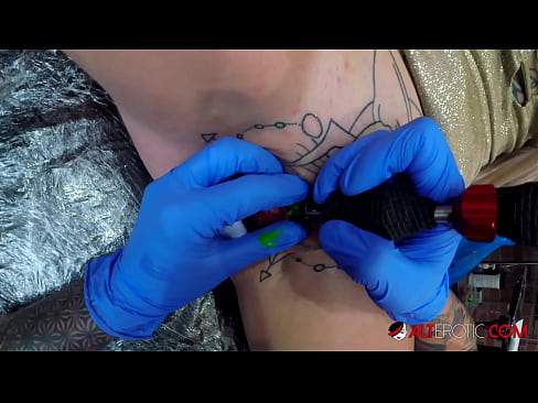 ❤️ Extremt tatuerade snyggingen Sully Savage fick en tatuering på sin klitoris ❌ Sexvideo at porn sv.com-fullporner.ru ☑